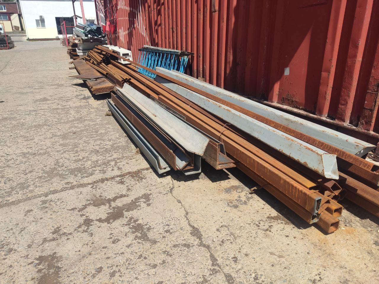 Уголок 120 мм полка + уголок 140 мм полка, в наличии в отличном состоянии. Готовы предложить достаточно редкую позицию : Уголок 120 мм полка + уголок 140 мм полк