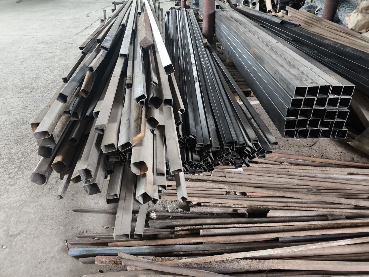 Поступила в продажу профильная трубу 30х15 мм и 30х20 мм. Вся труба в некондиции, не плохого качества. Труба имеет стенку от 1 до 2 мм и прекрасно подойдёт для хозяйственных поделок