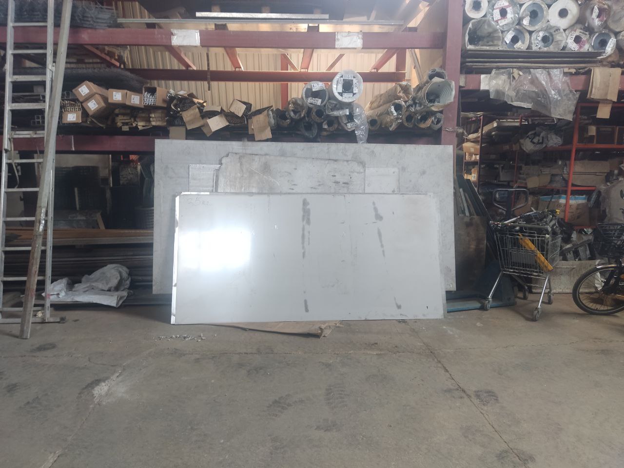 Поступил в продолжу лист нержавейка толщина 1.5 мм. Новый состояние отличное. Марка стали AISI 304. нержавейка пищевая, устойчивая к коррозии. Имеет не менее 8.5% никуля в составе.