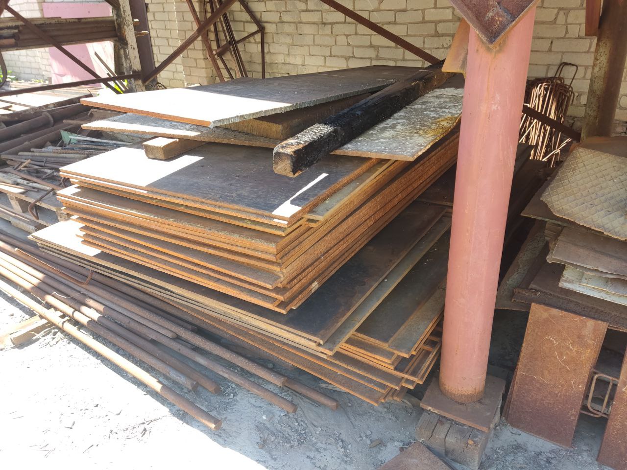 Продам –лист 14 мм толщина, обрезки нового Состояние отличное, размер 1,5/2,0 м.